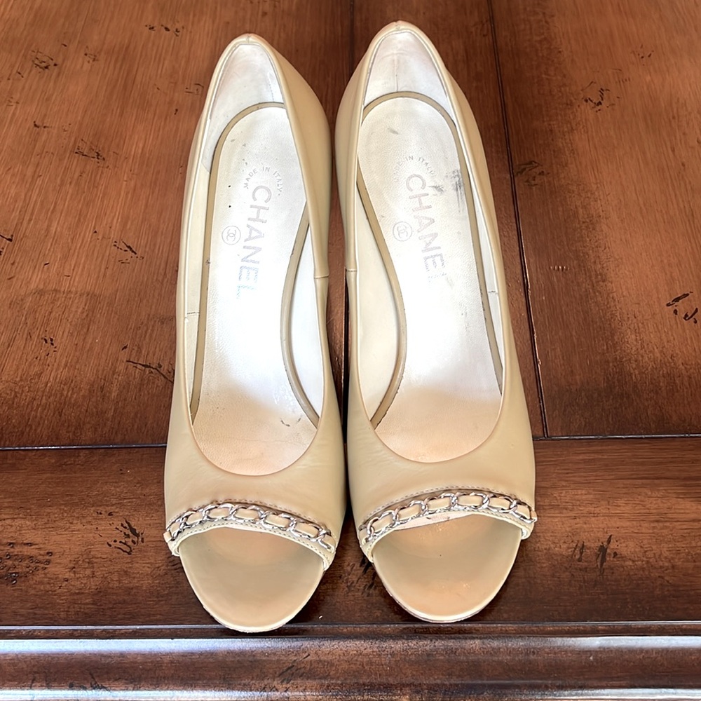 Chanel interlocking pumps neutral 40.5. In great condition worn once or twice